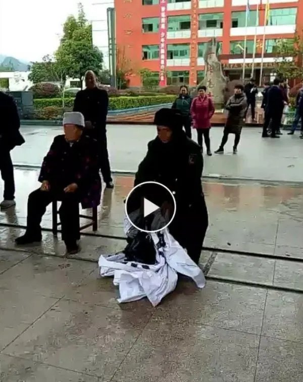 湖北17岁高中生刀砍老师后被老师群殴抢救无效死亡是怎么回事?