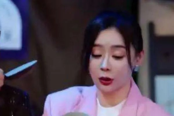 袁姗姗捏坏文物遭全网黑，无所谓的样子，她难道对文物没有丝毫的敬畏心吗？