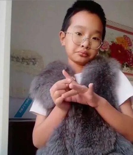 钟美美回应学校与其接触 钟美美回应模仿老师视频