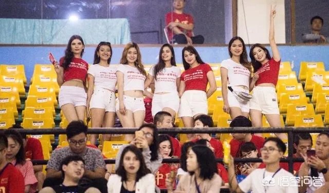 世预赛中国队vs菲律宾看台风景被忽略，美女组团为国足加油，为何都是外国人的模样？