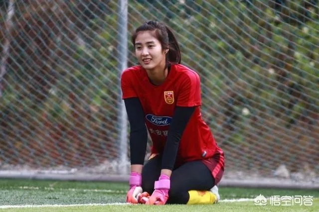 中国女足门将赵丽娜，为什么扑救前老是把双手收紧在胸口处？