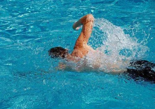 女孩失足落水在湖面漂浮自救，她是如何做到的？