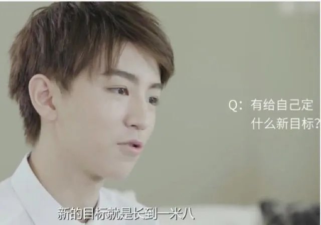 网红蹭热点，拍王俊凯寝室的床，并合影，你这么看？