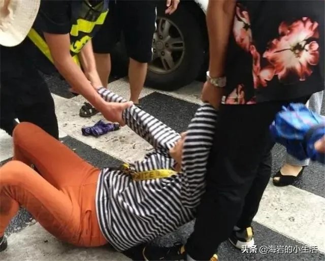 女性一个人带孩子上街，碰到人贩子明抢，人贩子对周围人喊：“我们是一家的，你们谁都别管这事”，该怎么办？