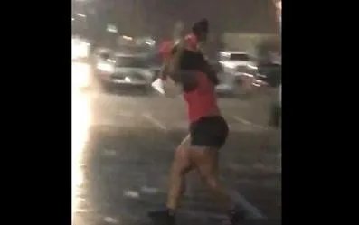 高举小孩当伞挡雨：坑娃的套路（图）