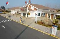 高速服务区一餐厅里老鼠在包子旁悠闲理毛，在服务区还能用餐吗？