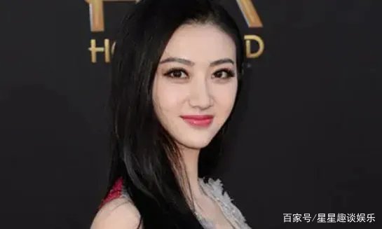 成龙不敢摸她，甄子丹没搂到，连王思聪都不敢撕，却被任嘉伦亲了，她是谁？