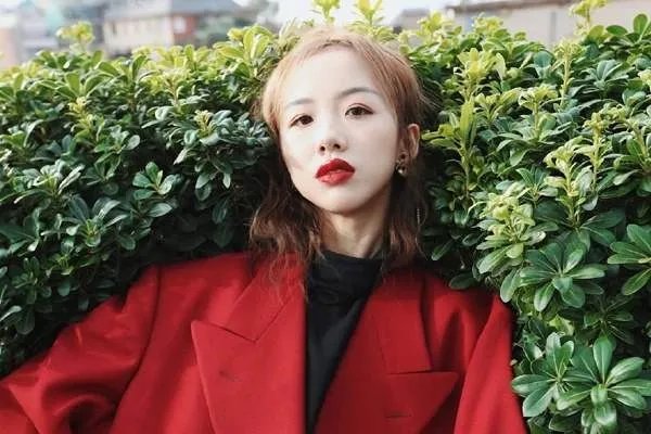 刘阳回应后阿沁朋友再曝光，刘阳与小三在杭州逛街？