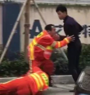 制止丢垃圾环卫工人遭殴打后续如何？