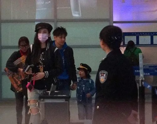 林志颖和老婆海边度假 夫妻两摆爱心造型秀恩爱