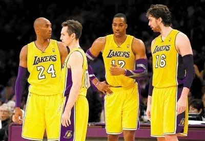 霍华德当年作势肘击科比,科比毫不退缩,他是毫无畏惧还是认为魔兽不敢肘击他?