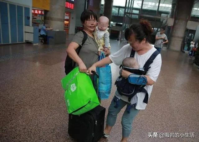 女性一个人带孩子上街，碰到人贩子明抢，人贩子对周围人喊：“我们是一家的，你们谁都别管这事”，该怎么办？