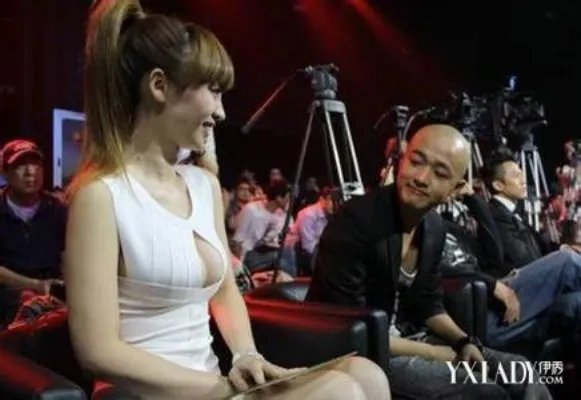 柳岩甩奶舞图片胸有多大引争议柳岩和谁上过床旧照曝光