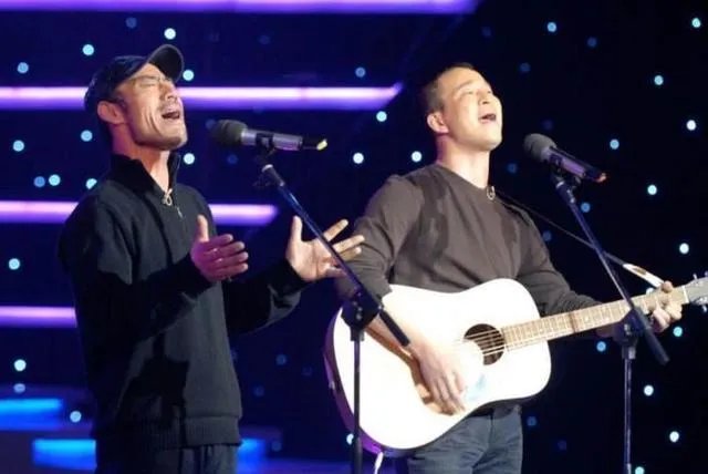 4.4号旭日阳刚街头卖唱，被很多人骂缺钱了，他们怎么这样了？