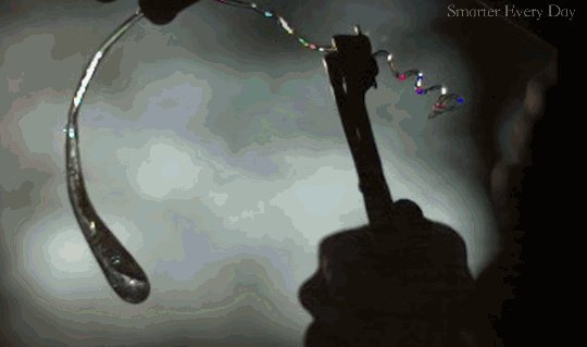 子弹都打不碎的“鲁珀特之泪”为何一捏尾部就碎了?