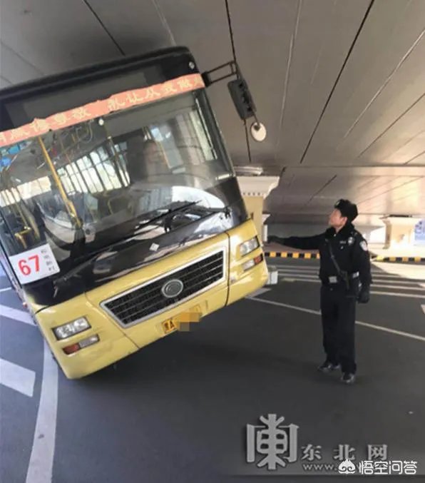 哈尔滨一67路公交车“崴脚”被卡二环桥下，你怎么看待这件事？