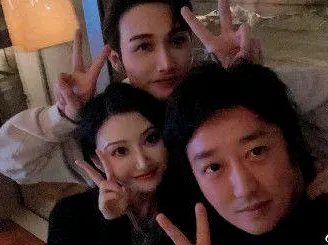 美颜滤镜下的景甜张彬彬脸部变形，为何明星在美颜滤镜下颜值不增反减？