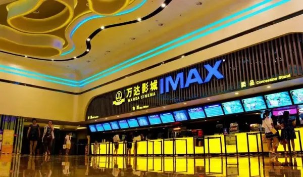 万达电影上半年净亏损5.81亿，市场份额跌落原因是什么？