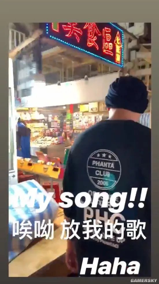 周杰伦陪好友逛夜市 遇摊贩放自己新歌开心哼唱