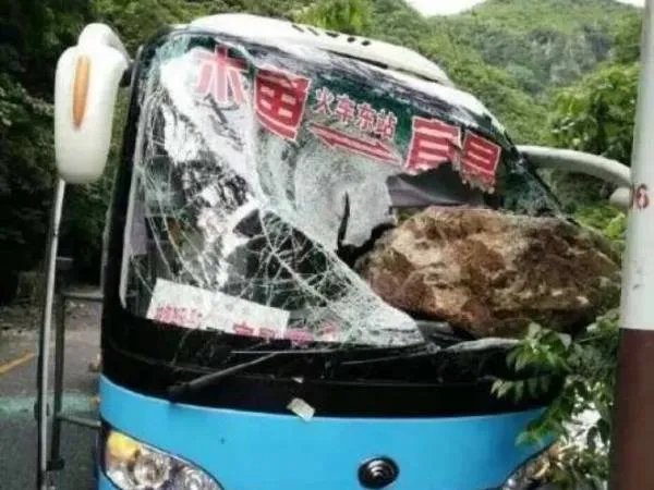 四川大巴被飞石砸中8死16伤，谁之过？