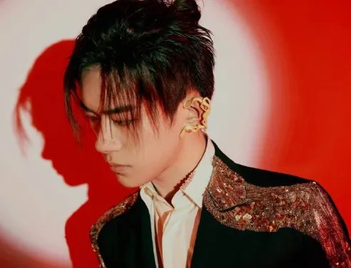 易烊千玺现身线下活动，造型干练又酷又帅，他近期都有什么行程安排？