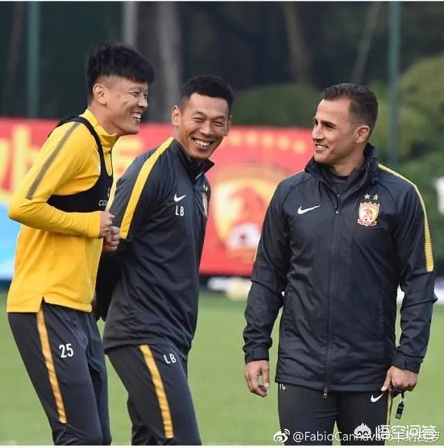 申花2比2战平恒大止住连胜，如何看待两支亚冠球队上下半场如此差异的表现？