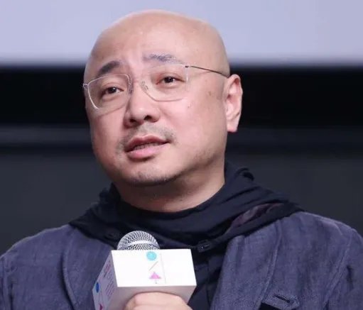 徐峥新片惹争议，拍摄地全是人造雪无人处理，周边商铺愤怒报警，咋回事？