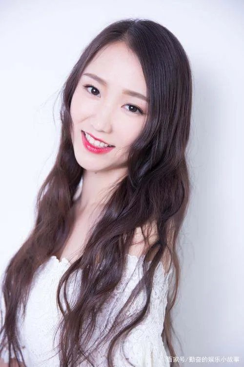 吉祥三宝中，爸爸去世，妈妈隐退，女儿如今怎么样了？