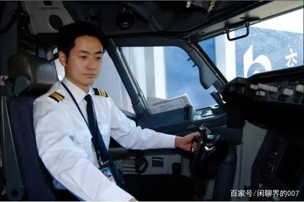 机长飞行中突发疾病，降落前身亡，为何不紧急降落？机长的命没有乘客金贵？