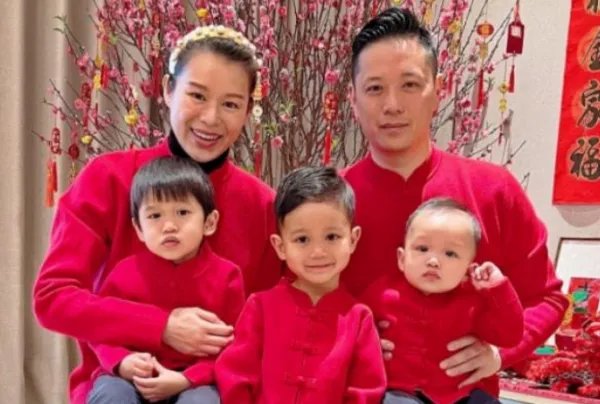 胡杏儿晒夫妻合照，无滤镜白发抢镜，他们的状态如何？