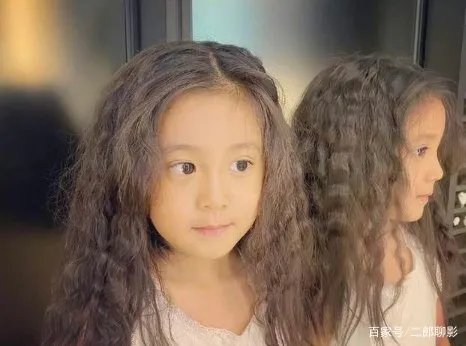 贾静雯晒女儿们的近照,你觉得她的女儿们可爱吗?