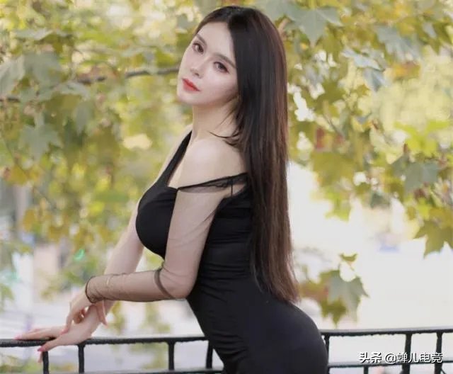 曾经被斗鱼公认为“第一球王”的张琪格，现在落魄只能当车模！网友：好可惜！如何评价？