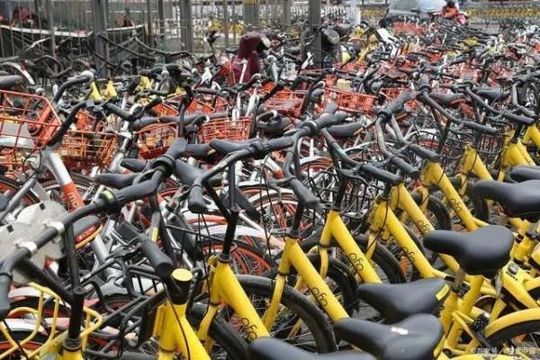 天津的一辆私家车被共享单车层层包围，共享单车是否需要整治？