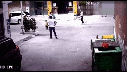 女性一个人带孩子上街，碰到人贩子明抢，人贩子对周围人喊：“我们是一家的，你们谁都别管这事”，该怎么办？