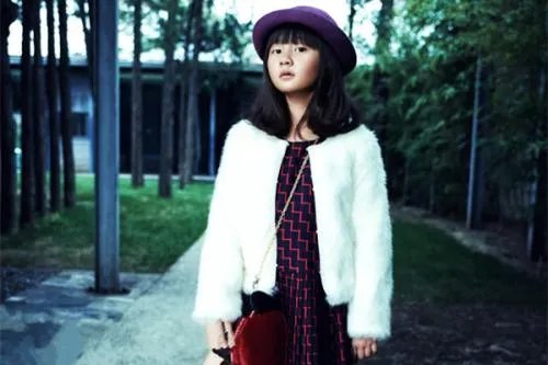 关悦携大女儿逛街，那些明星女儿你最喜欢谁的？