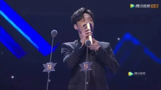 张艺兴为什么会跪下？