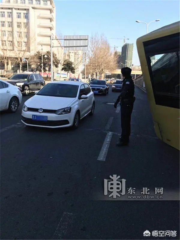 哈尔滨一67路公交车“崴脚”被卡二环桥下，你怎么看待这件事？