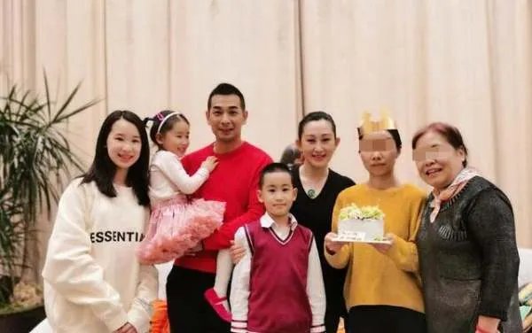 赵文卓全家福曝光，豪送钻石项链为保姆庆生，他们一家人的状态如何?