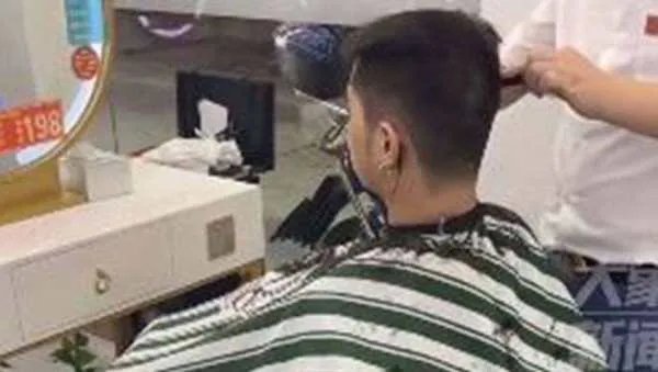 外卖有头发，老板带员工剪寸头，该不该因为顾客牺牲员工？