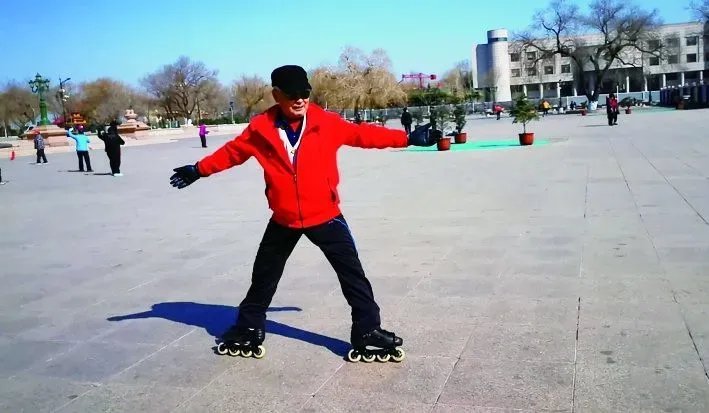 大爷玩轮滑和未牵绳的狗相撞索赔23万，你觉得合理吗？