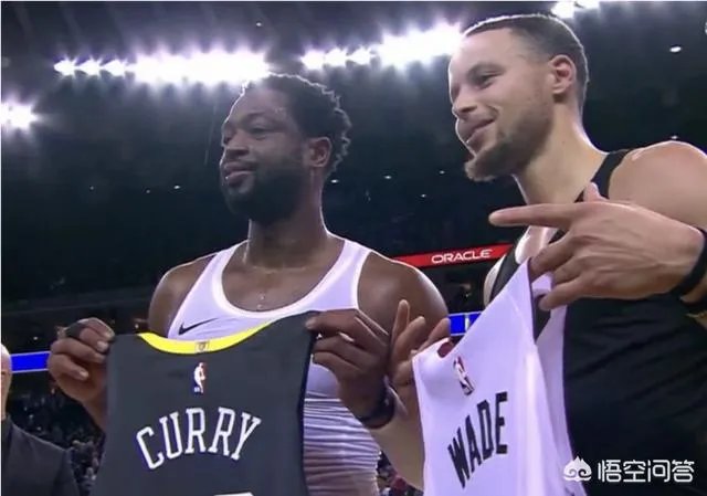 勇士险胜热火，赛后杜兰特与库里上来与韦德握手，为什么韦德只和库里互换球衣呢？