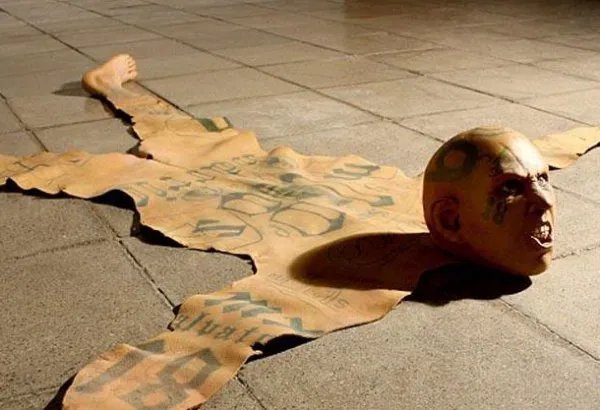 画家出车祸后,画出死后的世界,让人越看越恐怖的画该如何解释?