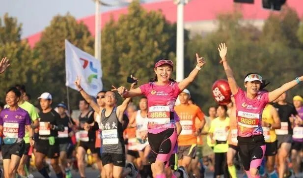 2018南京马拉松 这位被邀请过来的外国女士是谁