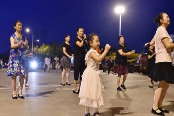 女子穿睡衣蹦迪老公用车灯打光，这个效果怎么样？